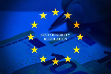 Avrupa Birliği Karbon Sınır Ayarlama Mekanizmasını (CBAM) temsil eden kavramsal görüntü, avro banknotları ve Karbon Sınır Vergisi metni ile birlikte AB bayrağı tarafından sembolize ediliyor