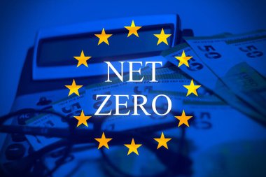 Avrupa Birliği Karbon Sınır Ayarlama Mekanizmasını (CBAM) temsil eden kavramsal görüntü, avro banknotları ve Karbon Sınır Vergisi metni ile birlikte AB bayrağı tarafından sembolize ediliyor