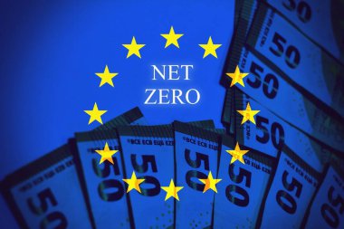 Avrupa Birliği Karbon Sınır Ayarlama Mekanizmasını (CBAM) temsil eden kavramsal görüntü, avro banknotları ve Karbon Sınır Vergisi metni ile birlikte AB bayrağı tarafından sembolize ediliyor