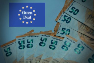 Avrupa Birliği Karbon Sınır Ayarlama Mekanizmasını (CBAM) temsil eden kavramsal görüntü, avro banknotları ve Karbon Sınır Vergisi metni ile birlikte AB bayrağı tarafından sembolize ediliyor