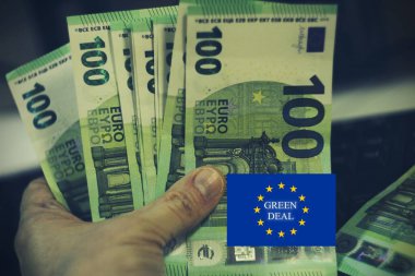 Avrupa Birliği Karbon Sınır Ayarlama Mekanizmasını (CBAM) temsil eden kavramsal görüntü, avro banknotları ve Karbon Sınır Vergisi metni ile birlikte AB bayrağı tarafından sembolize ediliyor