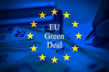 Hesap makinesiyle 50 Euro ve kağıt imzalayan bir işadamı..