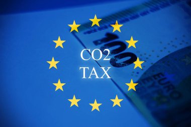 Yapay zeka aktivasyonunu, otomasyonu ve akıllı teknolojiyi sembolize eden yapay zeka etiketli bir düğmeye basan bir robot elin yüksek çözünürlüklü kavramsal görüntüsü