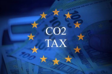 Yapay zeka aktivasyonunu, otomasyonu ve akıllı teknolojiyi sembolize eden yapay zeka etiketli bir düğmeye basan bir robot elin yüksek çözünürlüklü kavramsal görüntüsü