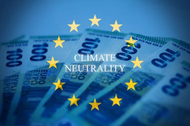 Avrupa Birliği bayraklarında karbon fiyatlandırmasını temsil eden kavramsal imaj, AB bayrağı, avro banknotları ve karbon fiyatlandırma metni