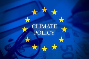 Avrupa Birliği bayraklarında karbon fiyatlandırmasını temsil eden kavramsal imaj, AB bayrağı, avro banknotları ve karbon fiyatlandırma metni