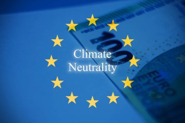 Avrupa Birliği bayraklarında karbon fiyatlandırmasını temsil eden kavramsal imaj, AB bayrağı, avro banknotları ve karbon fiyatlandırma metni