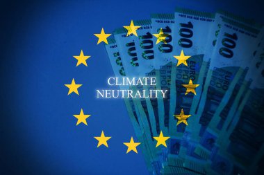 Avrupa Birliği bayraklarında karbon fiyatlandırmasını temsil eden kavramsal imaj, AB bayrağı, avro banknotları ve karbon fiyatlandırma metni