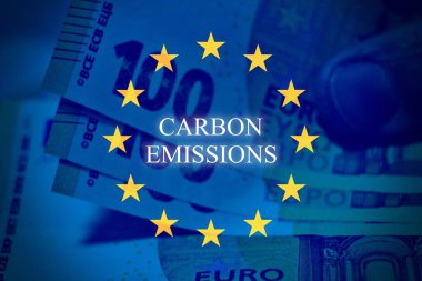 Avrupa Birliği bayraklarında karbon fiyatlandırmasını temsil eden kavramsal imaj, AB bayrağı, avro banknotları ve karbon fiyatlandırma metni