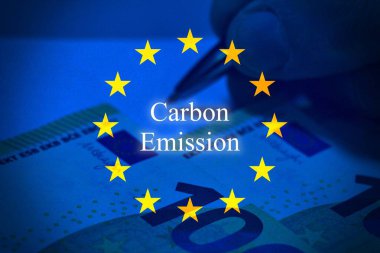 Avrupa Birliği Karbon Sınır Ayarlama Mekanizmasını (CBAM) temsil eden kavramsal görüntü, avro banknotları ve Karbon Sınır Vergisi metni ile birlikte AB bayrağı tarafından sembolize ediliyor