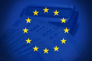 Avro bölgesi içinde Avrupa ekonomisi, birliği, para politikası ve mali istikrarı sembolize ederek, Avrupa Birliği bayrağıyla harmanlanmış avro banknotlarının yüksek çözünürlüklü kavramsal görüntüsü.