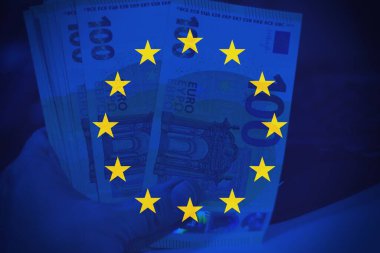 Avrupa Birliği bayrağı ile katmanlanmış, mali yönetim, ortak değerler ve ekonomik işbirliğini gösteren avro banknotlarının kavramsal iş imajı.