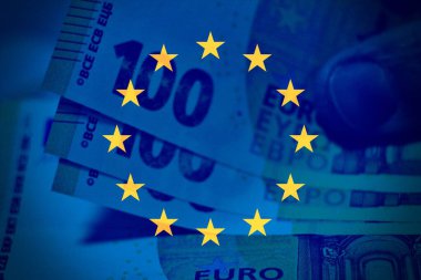 Avro parasının Avrupa bayrağı altında yakın plan sanatsal bileşimi, istikrar, bankacılık güvenliği ve avro bölgesi içinde uzun vadeli yatırımı temsil ediyor.