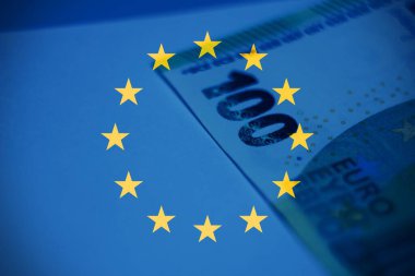 Avro banknotları ve Avrupa sembolizminin yer aldığı finans kavramı, enflasyon, para politikası ve ekonomik performans hakkındaki makaleler için mükemmel.