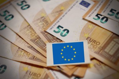 Bankacılık reklamları, danışmanlık siteleri ve finans yayınları için uygun Avrupa bayrağı kaplamalı avro notlarının iş odaklı görüntüsü.