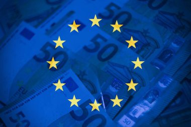 Avro banknotları ve Avrupa sembolizmi, yatırım platformları, ekonomik analiz blogları ve fintech uygulamaları için ideal olan yüksek etkili finans kavramı.