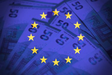 Şeffaf bir Avrupa bayrağı altında avro banknotlarını gösteren kavramsal mali altyapı, entegrasyon, ortak pazarlar ve kıtasal finans sisteminin gücünü ifade ediyor. Yazı işleri, eğitim ve ticari finans kullanımı için mükemmel.