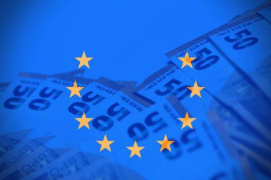 Avro banknotları ve kıtasal yatırım akışlarını, bankacılık gücünü ve sınır ötesi ekonomik stratejiyi sembolize eden ince bir Avrupa bayrağının yer aldığı dinamik mali altyapı.