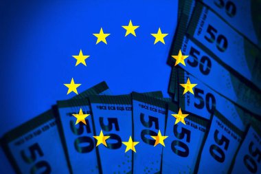 Avrupa bayrağı altındaki avro para biriminin modern kavramsal imajı, mali birlik, ortak refah ve Avrupa genelinde stratejik yatırım fırsatlarını ifade ediyor.