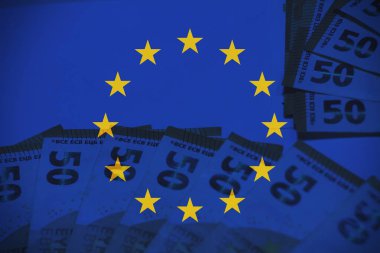 Avro parasının Avrupa bayrağı altında yakın plan sanatsal bileşimi, istikrar, bankacılık güvenliği ve avro bölgesi içinde uzun vadeli yatırımı temsil ediyor.