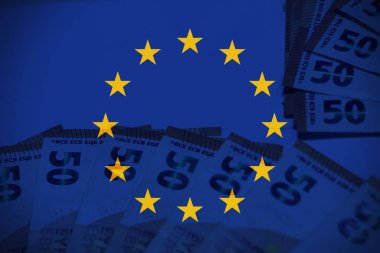 Saydam bir Avrupa bayrağı ile harmanlanmış, sınır ötesi ticaret, ekonomik ortaklık ve uluslararası iş gelişimini sembolize eden avro banknotlarının kavramsal görüntüsü.