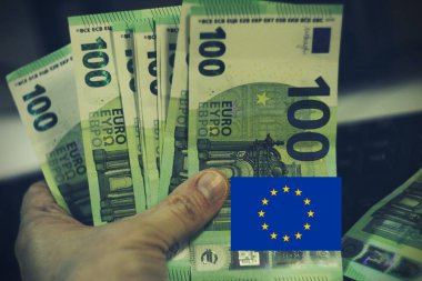 Avro banknotları ve Avrupa sembolizminin yer aldığı finans kavramı, enflasyon, para politikası ve ekonomik performans hakkındaki makaleler için mükemmel.