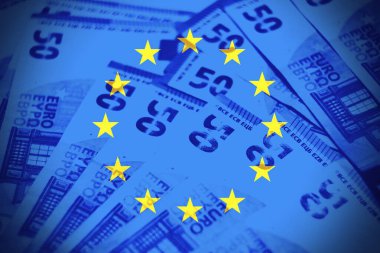 Yaratıcı filtresi olan bir masaya 50 euro banknot..