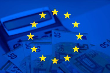 Avro banknotları ve Avrupa kimliğini birleştiren sembolik mali illüstrasyon, birliği, ortak refahı ve kıtasal ekonomik işbirliğini temsil ediyor.