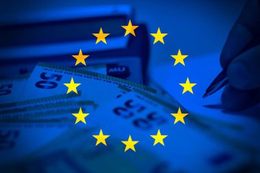 Hesap makinesiyle 50 Euro ve kağıt imzalayan bir işadamı..