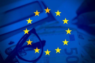 Avro bölgesi içinde Avrupa ekonomisi, birliği, para politikası ve mali istikrarı sembolize ederek, Avrupa Birliği bayrağıyla harmanlanmış avro banknotlarının yüksek çözünürlüklü kavramsal görüntüsü.