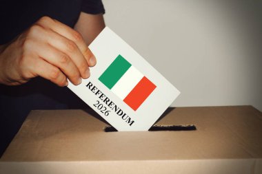 Mart 2026 'da yapılacak İtalyan referandumunu temsil eden kavramsal görüntü. Fotoğraf, İtalya bayrağı ve 2026 metni ile birlikte vatandaşların katılımını ve demokratik sorumluluğunu sembolize eden bir elin oy kullanmasını gösteriyor.