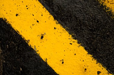 Trafik işareti siyah ve sarı renk arka plan.