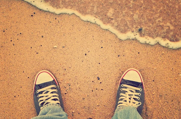 Вид сверху туфель и голубой джинн на пляже, селфи, концепция путешествий . — стоковое фото