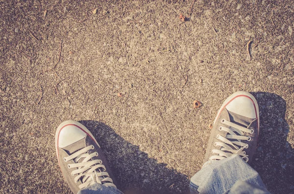 Вид сверху на обувь на улице, селфи, концепция путешествий . — стоковое фото