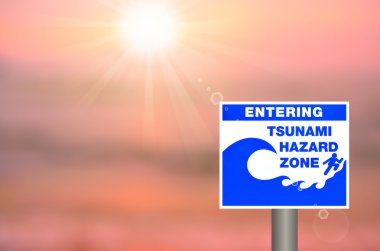 Günbatımı plaj tsunami tabelada bulanıklık 