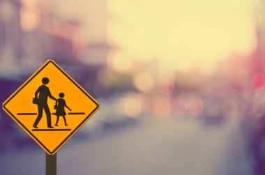 Okul tabelada trafik yol arka plan bulanıklık.