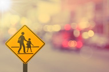 Okul işareti. Trafik işareti yolda bulanıklık yol