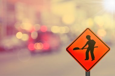 Araba köy yolunda inşaat işareti üzerinde bulanıklık 