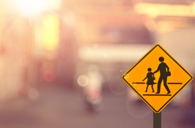 Okul tabelada trafik yol arka plan bulanıklık.