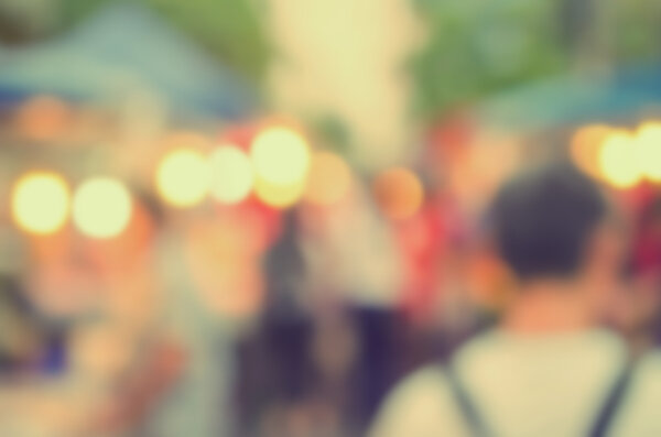 Размытие людей покупки на местном уличном рынке с красочными боке и солнце света абстрактного фона
.