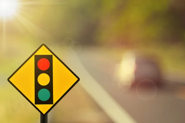 Señal de tráfico, señal de semáforo en la carretera de tráfico borroso — Foto de Stock
