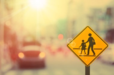 Okul işareti. Trafik işareti yolda bulanıklık yol