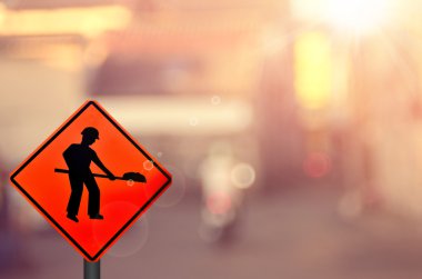 İnşaat işaret üstünde trafik yol arka plan bulanıklık.