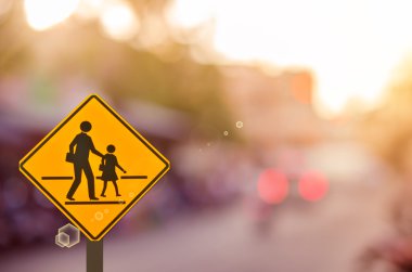 Okul işareti. Trafik işareti yolda bulanıklık yol