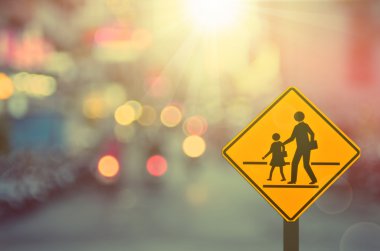 Okul işareti. Trafik işareti yolda bulanıklık yol