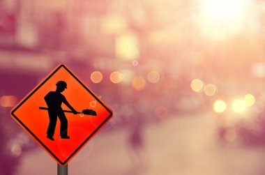 Araba köy yolunda inşaat işareti üzerinde bulanıklık 