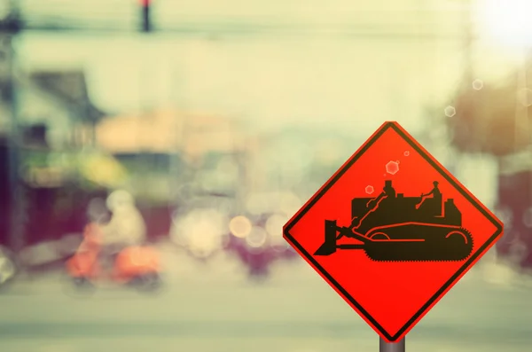 Trafik işaretleri, trafik yol inşaat traktör tabelada bulanıklık — Stok fotoğraf