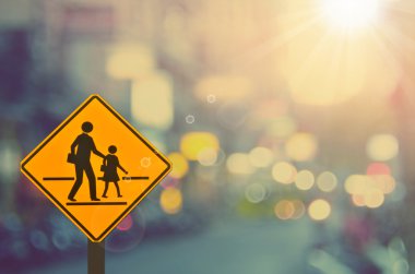 Okul işareti. Trafik işareti yolda bulanıklık yol