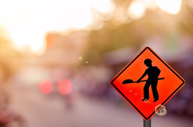 Araba köy yolunda inşaat işareti üzerinde bulanıklık 