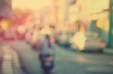 Trafik yol ile bokeh güneş ışık arka plan bulanıklık.